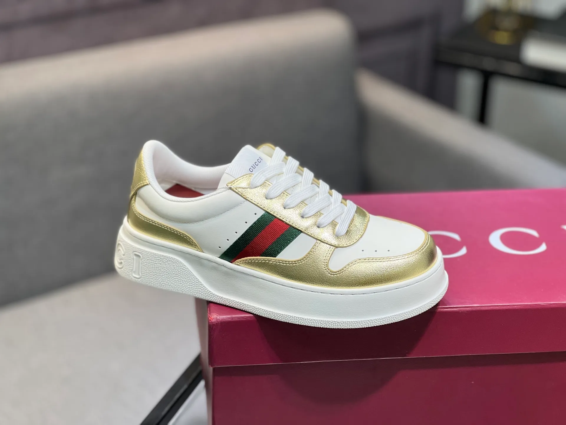Men's men's shoes💰640 Gucci counter's latest couple's biscuit shoes‼ ️ 👑Purchasing agent level Gucci’s latest IP lightweight thick-soled white shoes can be put on your feet in seconds**4CM! ! Simple, easy to match and full of retro charm ~ the latest anti-counterfeiting cloth label on the tongue. And with electronic chip anti-counterfeiting.   The upper is made of imported environmentally friendly water-dyed calfskin, with a +1:1 fly-woven mesh surface to absorb sweat and an inner lining! Fly-knitted leather molded latex insole. Original IP lightweight outsole, one-piece injection molding, super comfortable and elastic, size: female 35−40 (female 41 customized)